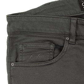 jean en jambe extra longue de couleur gris foncé dans la matière ultra flex